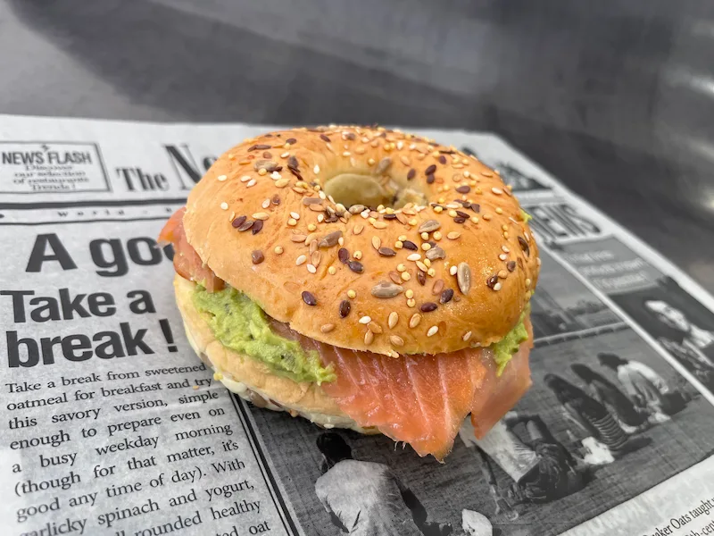 Le bagel saumon avocat